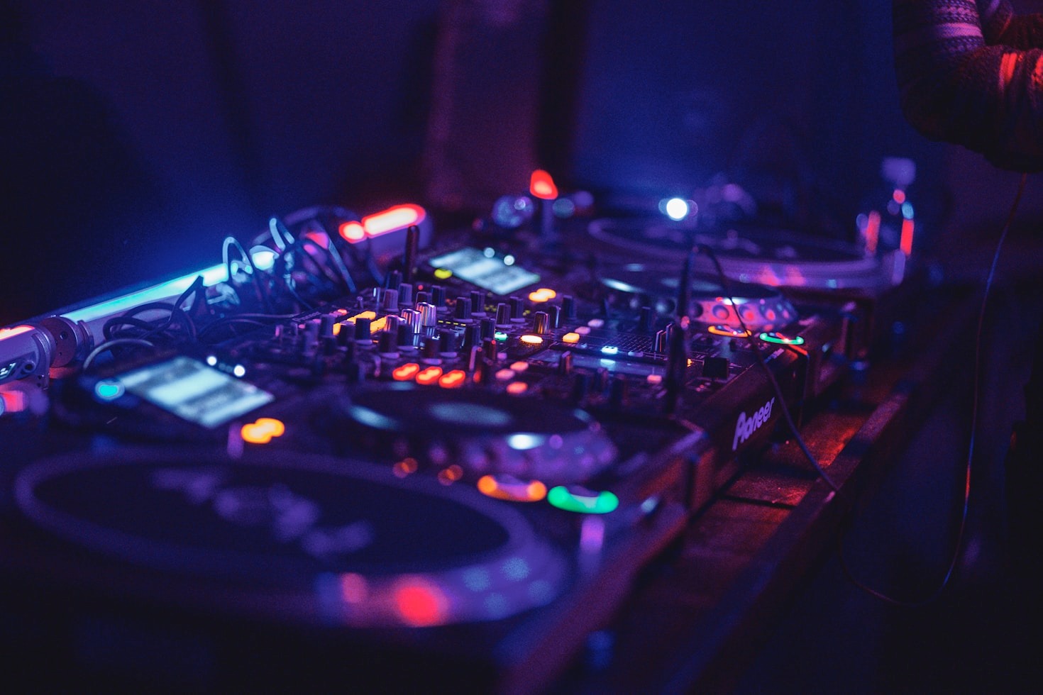 How to Find the Best DJ Mixes Online